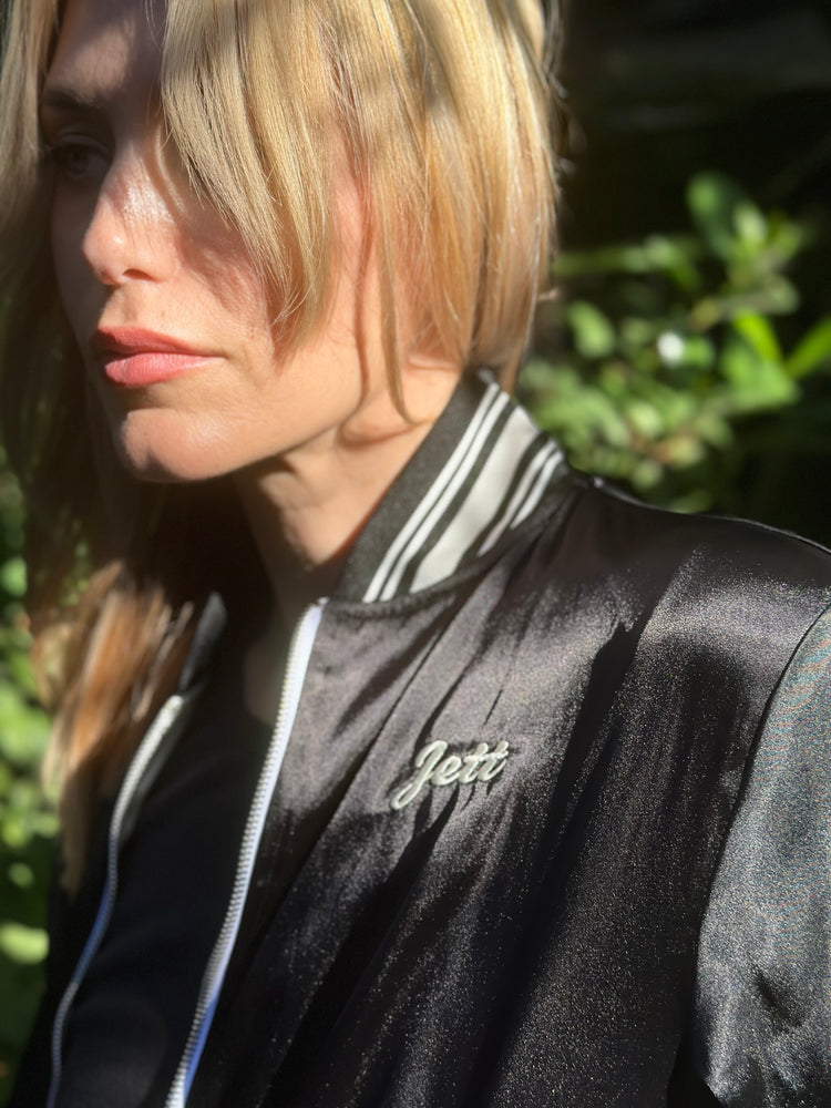 
                  
                    Runaways bomber
                  
                